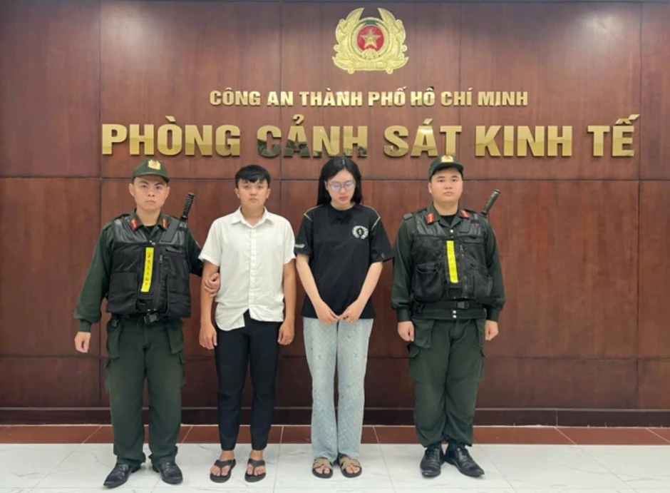 Vợ chồng chủ cửa hàng bị bắt vì bán 'hàng hiệu' giả Vợ chồng chủ cửa hàng bị bắt vì bán 'hàng hiệu' giả