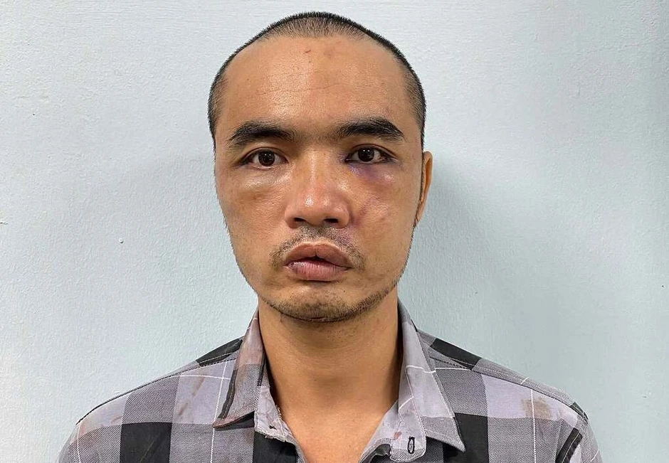 Vô cớ cầm dao chém hàng loạt kính ôtô trên đường Vô cớ cầm dao chém hàng loạt kính ôtô trên đường