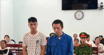 Vô cớ dùng vỏ chai bia ném vào mặt người đi đường