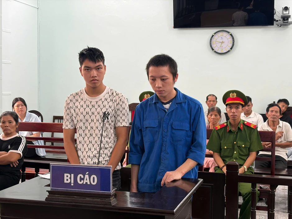 Vô cớ dùng vỏ chai bia ném vào mặt người đi đường Vô cớ dùng vỏ chai bia ném vào mặt người đi đường