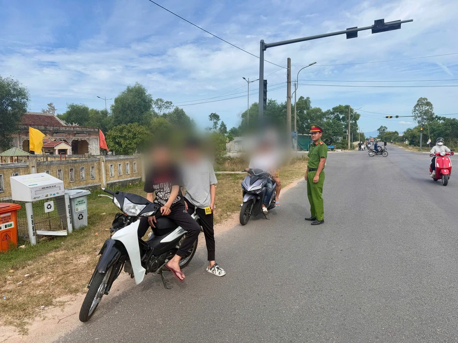 Vô cớ dùng vỏ chai gây thương tích cho người đi đường, 4 đối tượng bị khởi tố Vô cớ dùng vỏ chai gây thương tích cho người đi đường, 4 đối tượng bị khởi tố