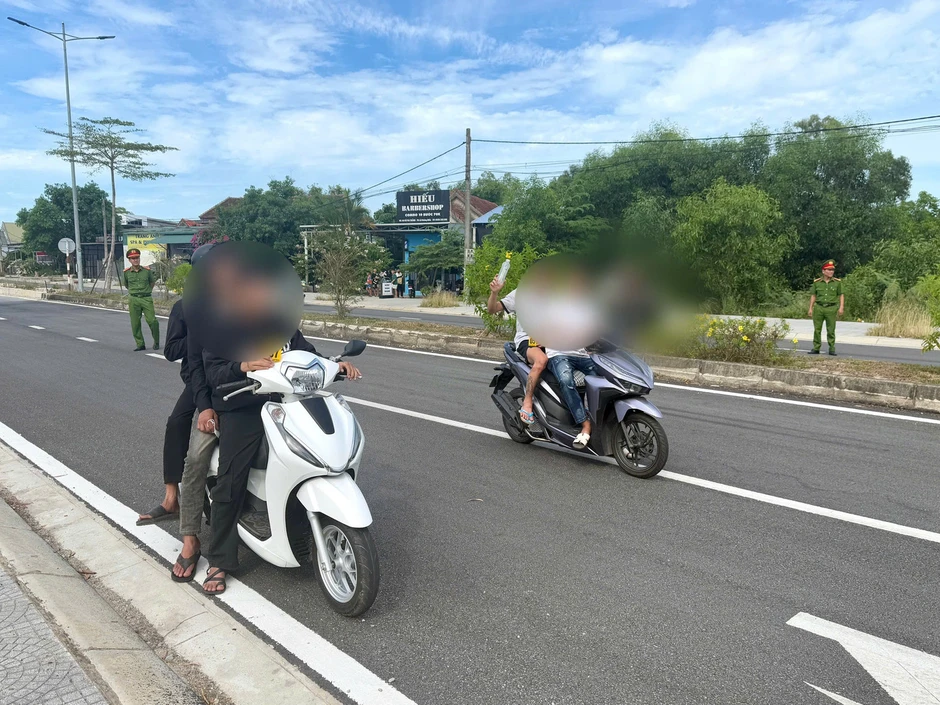 Vô cớ dùng vỏ chai gây thương tích cho người đi đường, 4 đối tượng bị khởi tố Vô cớ dùng vỏ chai gây thương tích cho người đi đường, 4 đối tượng bị khởi tố