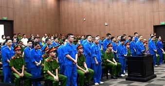 Vợ cựu Viện trưởng khai về tin nhắn 'còn thiếu 4 tờ' khi nhận túi quà hối lộ