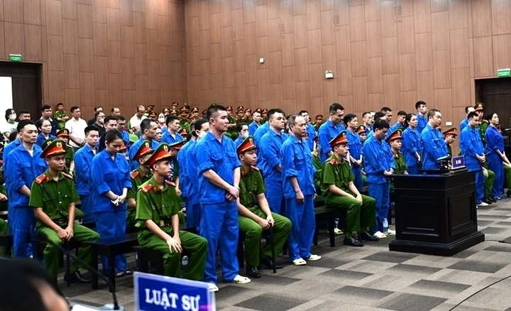 Vợ cựu Viện trưởng khai về tin nhắn 'còn thiếu 4 tờ' khi nhận túi quà hối lộ Vợ cựu Viện trưởng khai về tin nhắn 'còn thiếu 4 tờ' khi nhận túi quà hối lộ