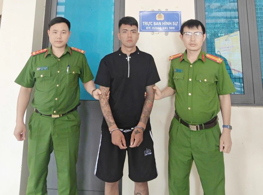 Vờ trả lại điện thoại vừa cướp giật, để lấy nốt chiếc ví của cụ ông 76 tuổi