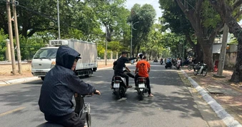 Vụ 3 thanh niên dùng mũ bảo hiểm đánh người chạy xe máy: Có dấu hiệu của tội gì?