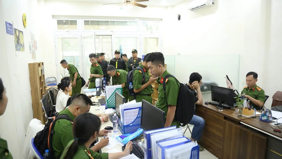 Vụ bắt hàng loạt giám đốc, phó giám đốc ở TPHCM: 250 CBCS khám xét, thu 288 thùng tài liệu, 163 CPU Vụ bắt hàng loạt giám đốc, phó giám đốc ở TPHCM: 250 CBCS khám xét, thu 288 thùng tài liệu, 163 CPU