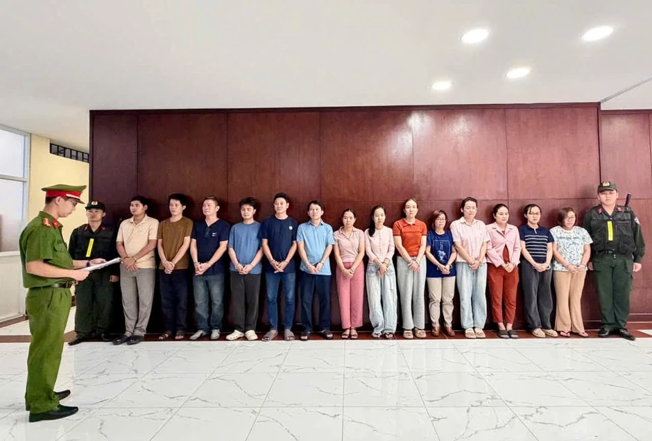 Vụ bắt hàng loạt giám đốc, phó giám đốc ở TPHCM: 250 CBCS khám xét, thu 288 thùng tài liệu, 163 CPU Vụ bắt hàng loạt giám đốc, phó giám đốc ở TPHCM: 250 CBCS khám xét, thu 288 thùng tài liệu, 163 CPU