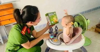 Vụ bé gái bị mẹ bóp vào mặt vì dỗi bố:&nbsp; Công an đến nhà thăm hỏi cháu bé