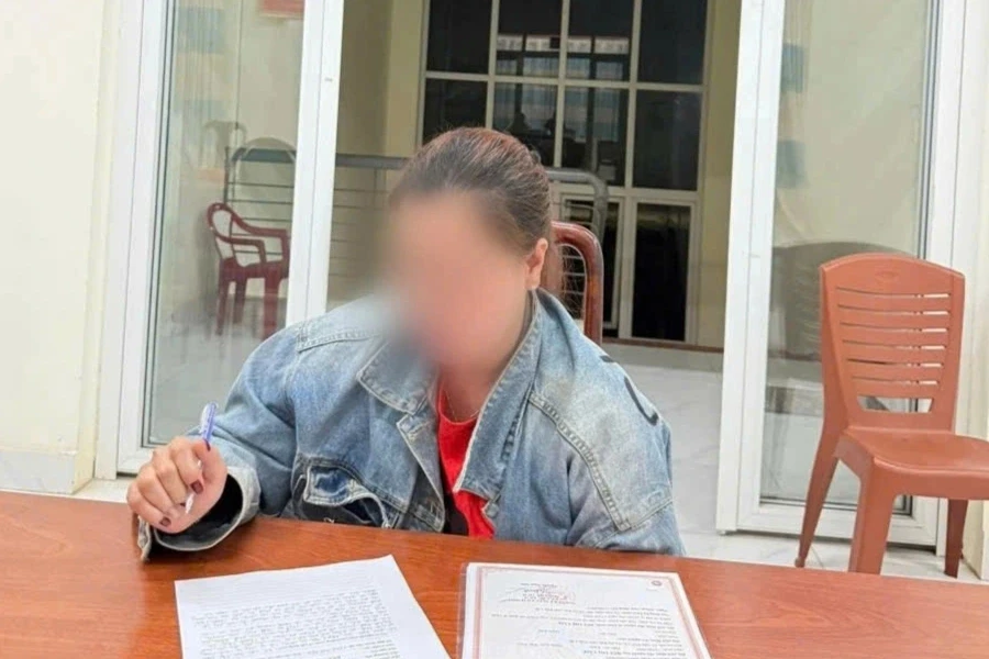 Vụ bé gái bị mẹ bóp vào mặt vì dỗi bố: Công an đến nhà thăm hỏi cháu bé Vụ bé gái bị mẹ bóp vào mặt vì dỗi bố: Công an đến nhà thăm hỏi cháu bé