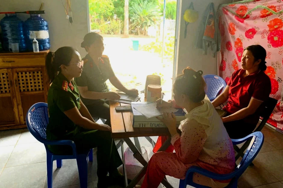 Vụ bé gái bị mẹ bóp vào mặt vì dỗi bố: Công an đến nhà thăm hỏi cháu bé Vụ bé gái bị mẹ bóp vào mặt vì dỗi bố: Công an đến nhà thăm hỏi cháu bé