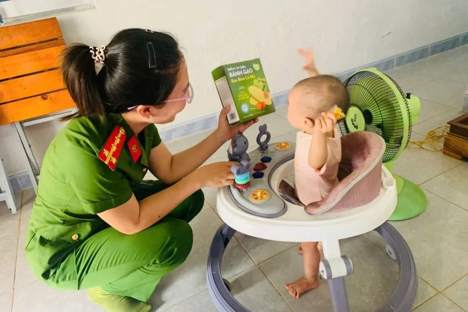 Vụ bé gái bị mẹ bóp vào mặt vì dỗi bố: Công an đến nhà thăm hỏi cháu bé Vụ bé gái bị mẹ bóp vào mặt vì dỗi bố: Công an đến nhà thăm hỏi cháu bé