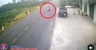 Vụ bé trai đá bóng gây tai nạn chết người: Ai chịu trách nhiệm?