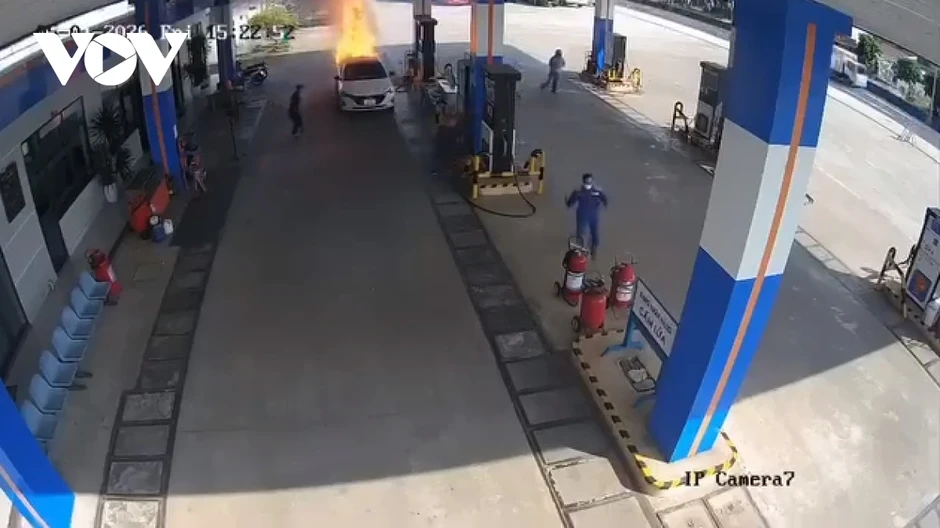 Vụ cháy ô tô tại cây xăng khiến 2 người tử vong: Tạm giữ tài xế và chủ phương tiện Vụ cháy ô tô tại cây xăng khiến 2 người tử vong: Tạm giữ tài xế và chủ phương tiện