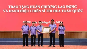 Vụ Công tố và kiểm sát xét xử hình sự đón nhận Huân chương Lao động hạng Ba