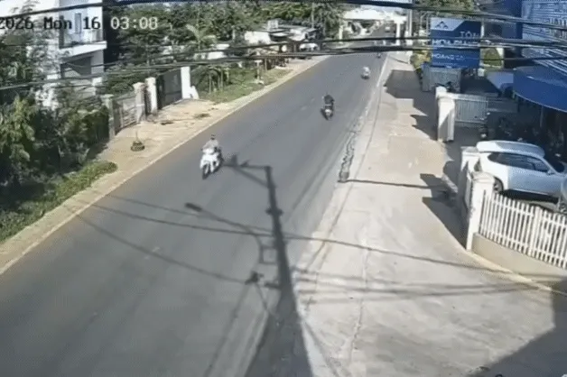 Vụ đang đi xe máy bị đạp ngã lăn ra đường: Thủ phạm là bạn trai vợ cũ Vụ đang đi xe máy bị đạp ngã lăn ra đường: Thủ phạm là bạn trai vợ cũ