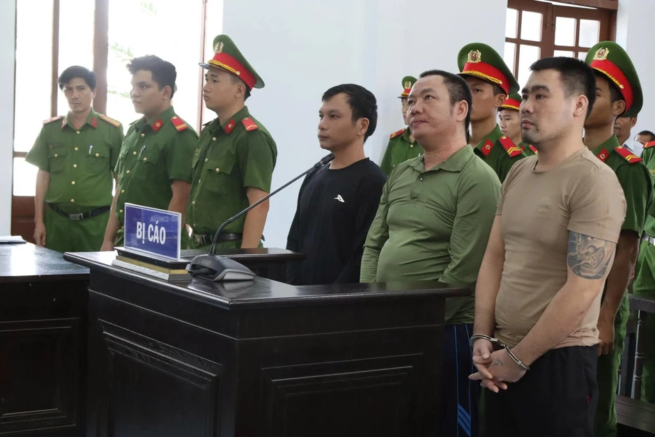 Vụ đánh người đến tàn phế 2 năm trước: Bị hại nằm băng ca đến tòa Vụ đánh người đến tàn phế 2 năm trước: Bị hại nằm băng ca đến tòa