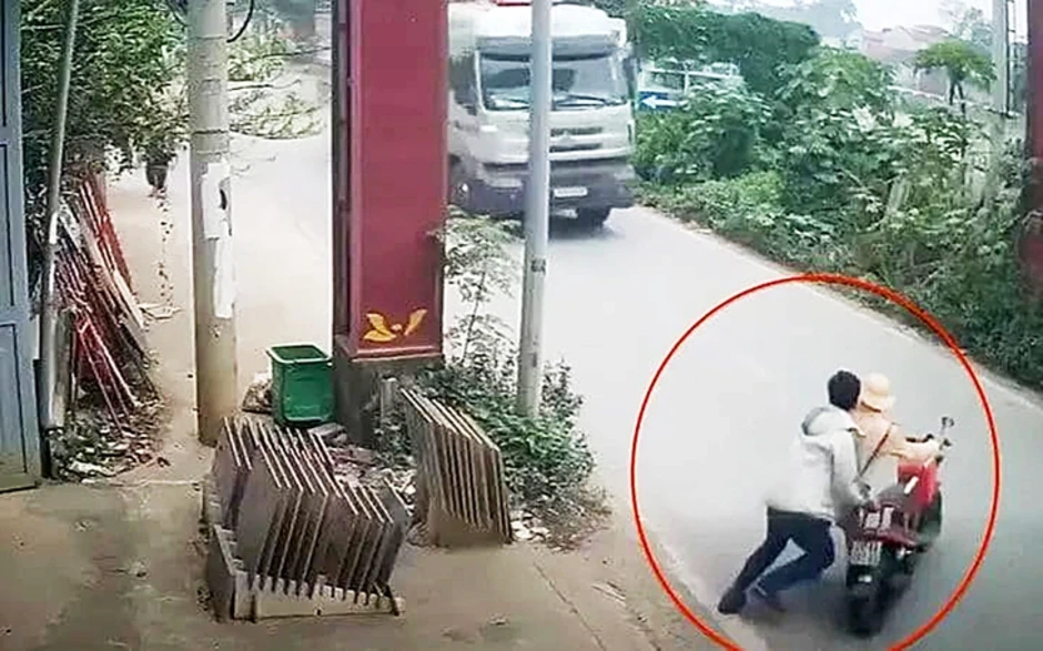 Vụ đẩy CSGT vào đầu xe tải: Vì sao người vi phạm ngày càng manh động, ngăn chặn ra sao? Vụ đẩy CSGT vào đầu xe tải: Vì sao người vi phạm ngày càng manh động, ngăn chặn ra sao?