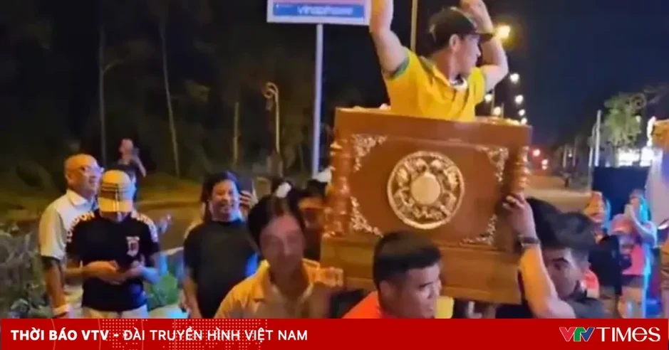 Vụ khiêng quan tài có người sống bên trong giữa phố: Công an mời những người liên quan làm việc Vụ khiêng quan tài có người sống bên trong giữa phố: Công an mời những người liên quan làm việc