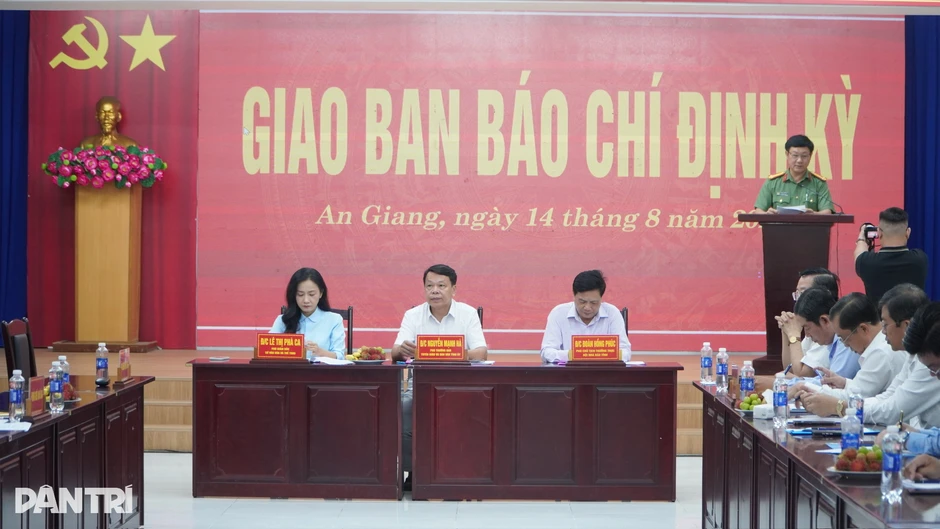 Vụ lật ca nô ở Phú Quốc: Tạm giam thuyền trưởng Nguyễn Hồng Hải Vụ lật ca nô ở Phú Quốc: Tạm giam thuyền trưởng Nguyễn Hồng Hải
