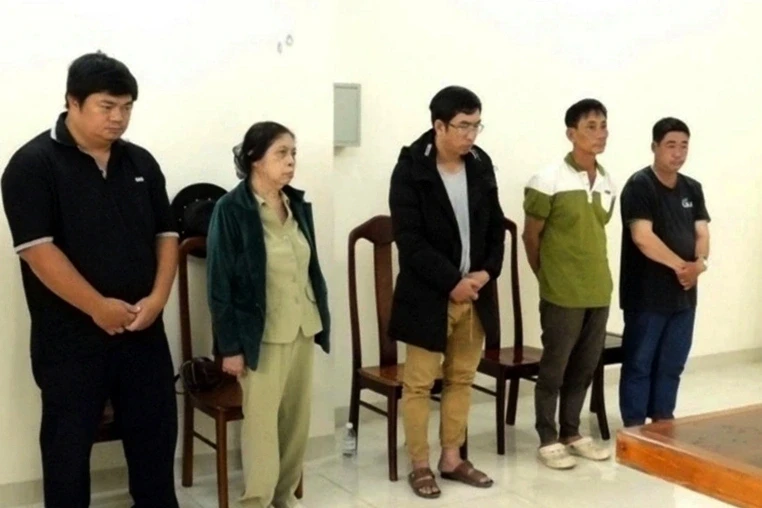 Vụ người đàn ông tử vong trên trụ điện trung thế: Tuyên án đối với 5 bị cáo Vụ người đàn ông tử vong trên trụ điện trung thế: Tuyên án đối với 5 bị cáo