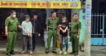 Vụ người đàn ông tử vong trên vỉa hè ở Khánh Hòa: Bắt giữ 2 nghi phạm