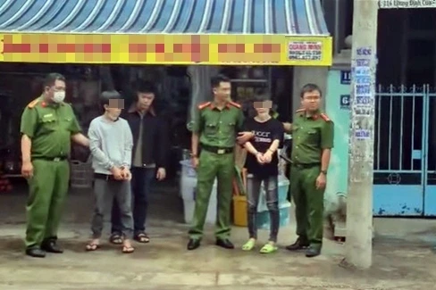 Vụ người đàn ông tử vong trên vỉa hè ở Khánh Hòa: Bắt giữ 2 nghi phạm Vụ người đàn ông tử vong trên vỉa hè ở Khánh Hòa: Bắt giữ 2 nghi phạm