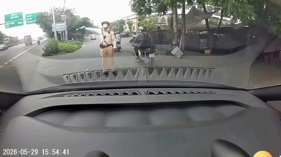 Vụ người đi ô tô hỏi CSGT 'em có biết anh không': Tài xế bị phạt 19 triệu đồng Vụ người đi ô tô hỏi CSGT 'em có biết anh không': Tài xế bị phạt 19 triệu đồng