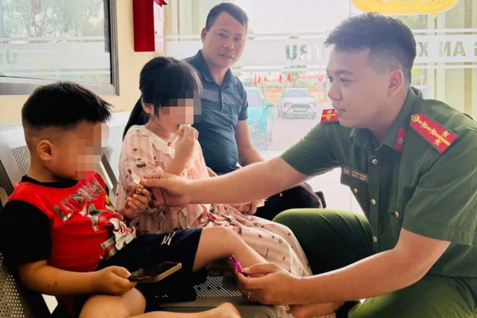 Vụ 'nhờ vớt xác 3 mẹ con trên sông Hồng’: Dừng tìm kiếm vì 3 mẹ con còn sống Vụ 'nhờ vớt xác 3 mẹ con trên sông Hồng’: Dừng tìm kiếm vì 3 mẹ con còn sống
