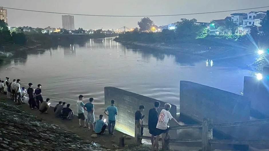 Vụ 'nhờ vớt xác 3 mẹ con trên sông Hồng’: Dừng tìm kiếm vì 3 mẹ con còn sống Vụ 'nhờ vớt xác 3 mẹ con trên sông Hồng’: Dừng tìm kiếm vì 3 mẹ con còn sống