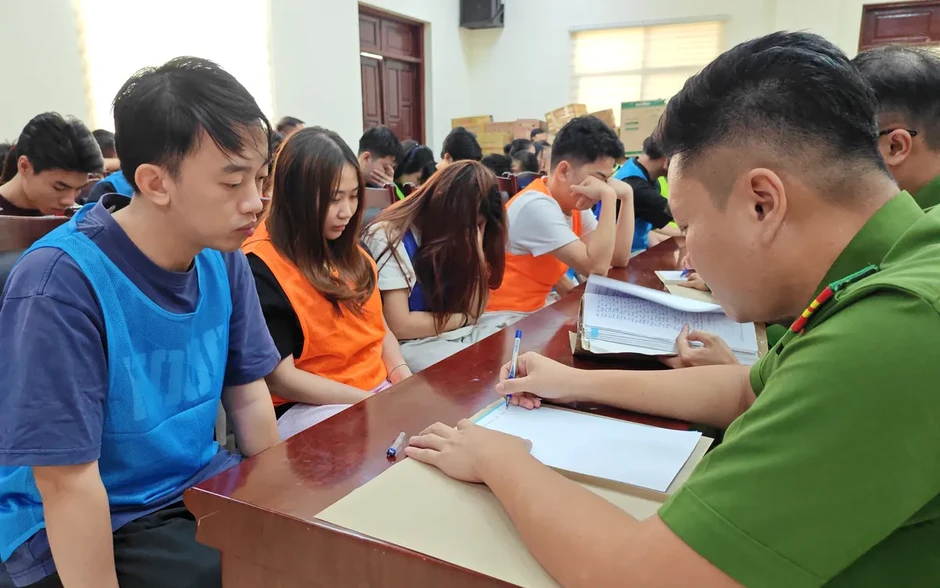 Vụ "hợp đồng kỳ nghỉ": 34 bị can là sếp doanh nghiệp có trình độ cử nhân, trẻ nhất sinh năm 2000 Vụ "hợp đồng kỳ nghỉ": 34 bị can là sếp doanh nghiệp có trình độ cử nhân, trẻ nhất sinh năm 2000