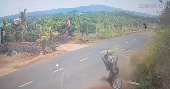Vụ tai nạn khiến nam sinh tử vong ở Đắk Lắk: Đình chỉ công tác thiếu tá CSGT