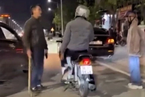 Vụ tài xế ô tô cầm gậy dọa người khác: Triệu tập giám đốc công ty xây dựng Vụ tài xế ô tô cầm gậy dọa người khác: Triệu tập giám đốc công ty xây dựng