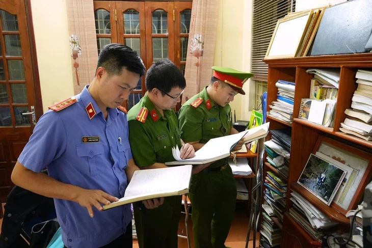 Vụ 'xã hội đen' núp bóng doanh nghiệp ở Phú Thọ: Bắt giữ nguyên Phó chủ tịch UBND thành phố Phúc Yên Vụ 'xã hội đen' núp bóng doanh nghiệp ở Phú Thọ: Bắt giữ nguyên Phó chủ tịch UBND thành phố Phúc Yên