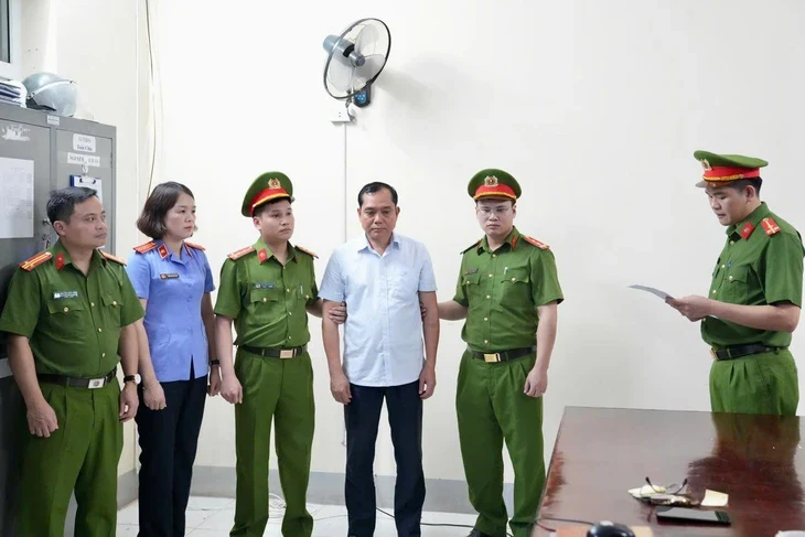 Vụ 'xã hội đen' núp bóng doanh nghiệp ở Phú Thọ: Bắt giữ nguyên Phó chủ tịch UBND thành phố Phúc Yên Vụ 'xã hội đen' núp bóng doanh nghiệp ở Phú Thọ: Bắt giữ nguyên Phó chủ tịch UBND thành phố Phúc Yên