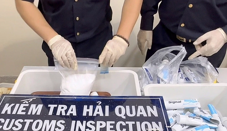 Vụ xách tay ma túy: Ly kỳ quá trình vận chuyển hàng trắng từ Pháp về bằng máy bay