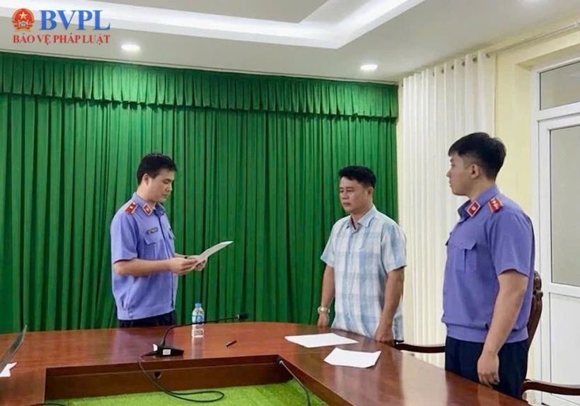 Vụ xâm phạm hoạt động tư pháp ở Vĩnh Long: Vì sao gia đình nữ sinh không phải là bị hại? Vụ xâm phạm hoạt động tư pháp ở Vĩnh Long: Vì sao gia đình nữ sinh không phải là bị hại?