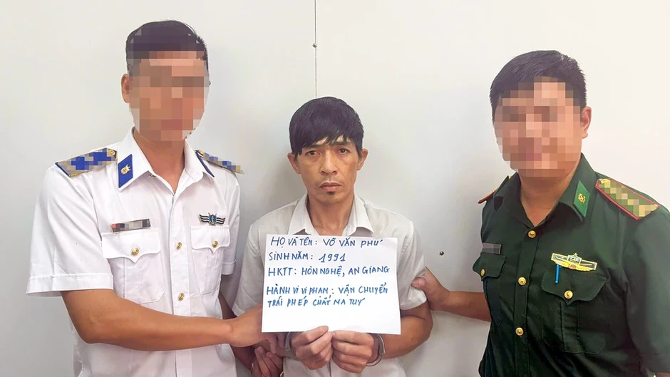 Vùng Cảnh sát biển 4 thu giữ hàng chục tấn hải sản và dầu lậu đợt cao điểm Tết Bính Ngọ