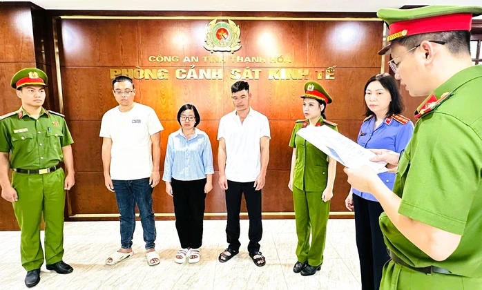 Xả 6.000 tấn chất thải ra môi trường, 3 người của công ty chăn nuôi heo bị khởi tố Xả 6.000 tấn chất thải ra môi trường, 3 người của công ty chăn nuôi heo bị khởi tố