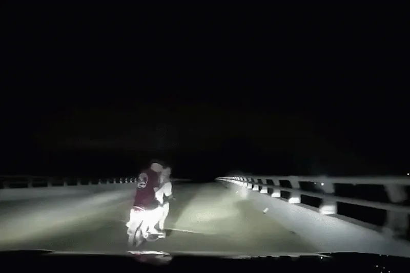 Xác minh clip nhóm thanh niên lạng lách, tạt đầu ô tô trên đường ven biển Xác minh clip nhóm thanh niên lạng lách, tạt đầu ô tô trên đường ven biển