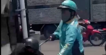 Xác minh clip tài xế xe ôm công nghệ dùng gậy 3 khúc đánh người