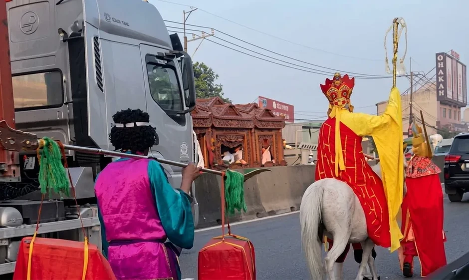 Xác minh nhóm người hóa trang nhân vật Tây Du Ký đi vào làn ô tô Xác minh nhóm người hóa trang nhân vật Tây Du Ký đi vào làn ô tô