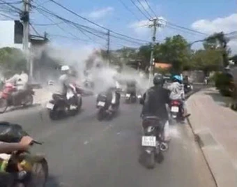 Xác minh nhóm thanh niên chạy xe, ném bột mù mịt trên đường