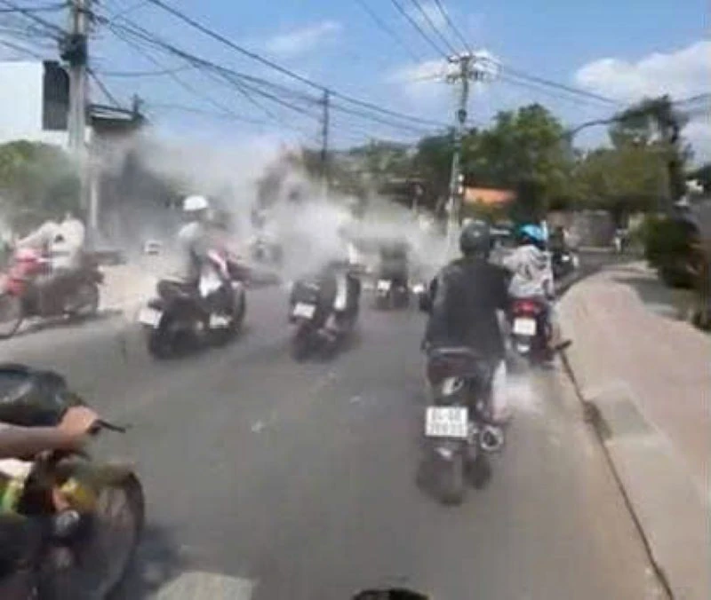 Xác minh nhóm thanh niên chạy xe, ném bột mù mịt trên đường Xác minh nhóm thanh niên chạy xe, ném bột mù mịt trên đường