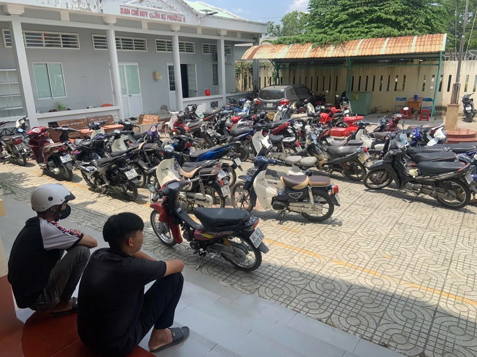 Xác minh nhóm thanh niên chạy xe, ném bột mù mịt trên đường Xác minh nhóm thanh niên chạy xe, ném bột mù mịt trên đường