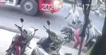Xác minh video người đàn ông đánh tới tấp một phụ nữ trên đường