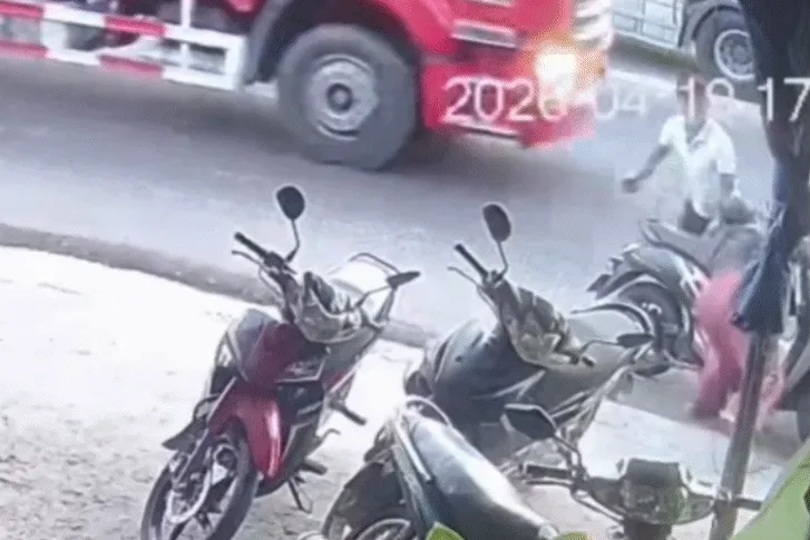 Xác minh video người đàn ông đánh tới tấp một phụ nữ trên đường Xác minh video người đàn ông đánh tới tấp một phụ nữ trên đường