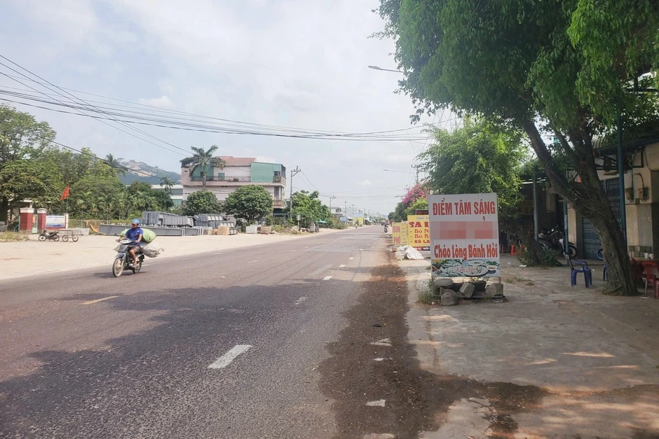 Xác minh video người đàn ông đánh tới tấp một phụ nữ trên đường Xác minh video người đàn ông đánh tới tấp một phụ nữ trên đường