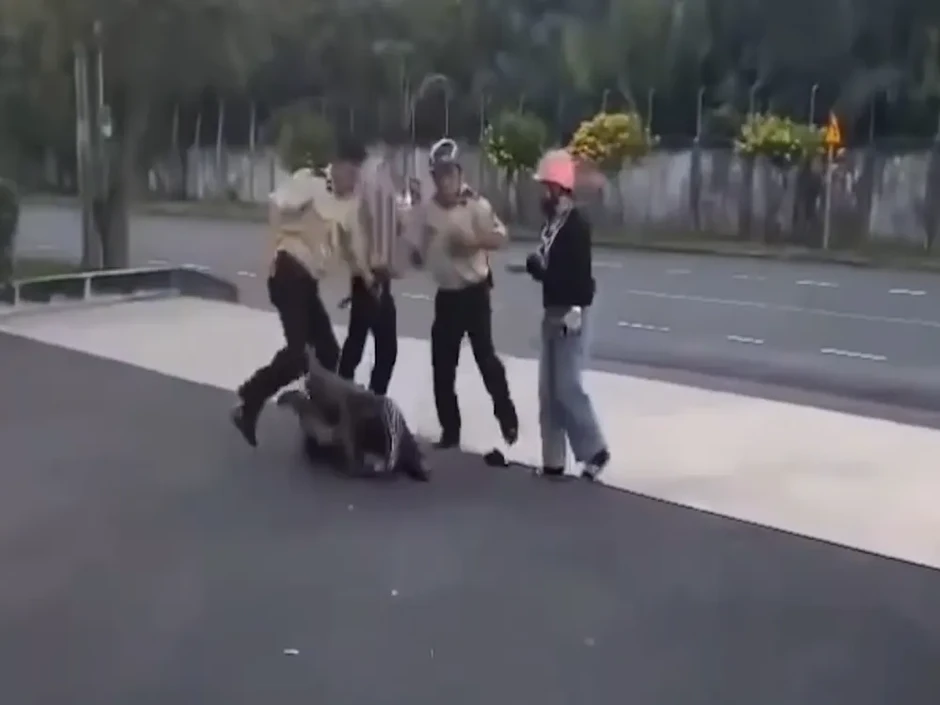 Xác minh vụ người đàn ông bị nhóm bảo vệ hành hung Xác minh vụ người đàn ông bị nhóm bảo vệ hành hung