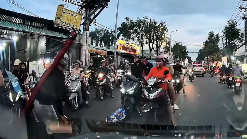 Xác minh vụ người đàn ông chở thùng bia bị thanh niên đấm liên tiếp vào mặt Xác minh vụ người đàn ông chở thùng bia bị thanh niên đấm liên tiếp vào mặt
